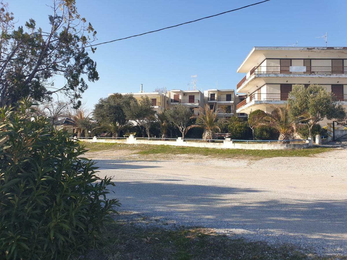 Santa Nera Beach Apartment Kariani Bagian luar foto