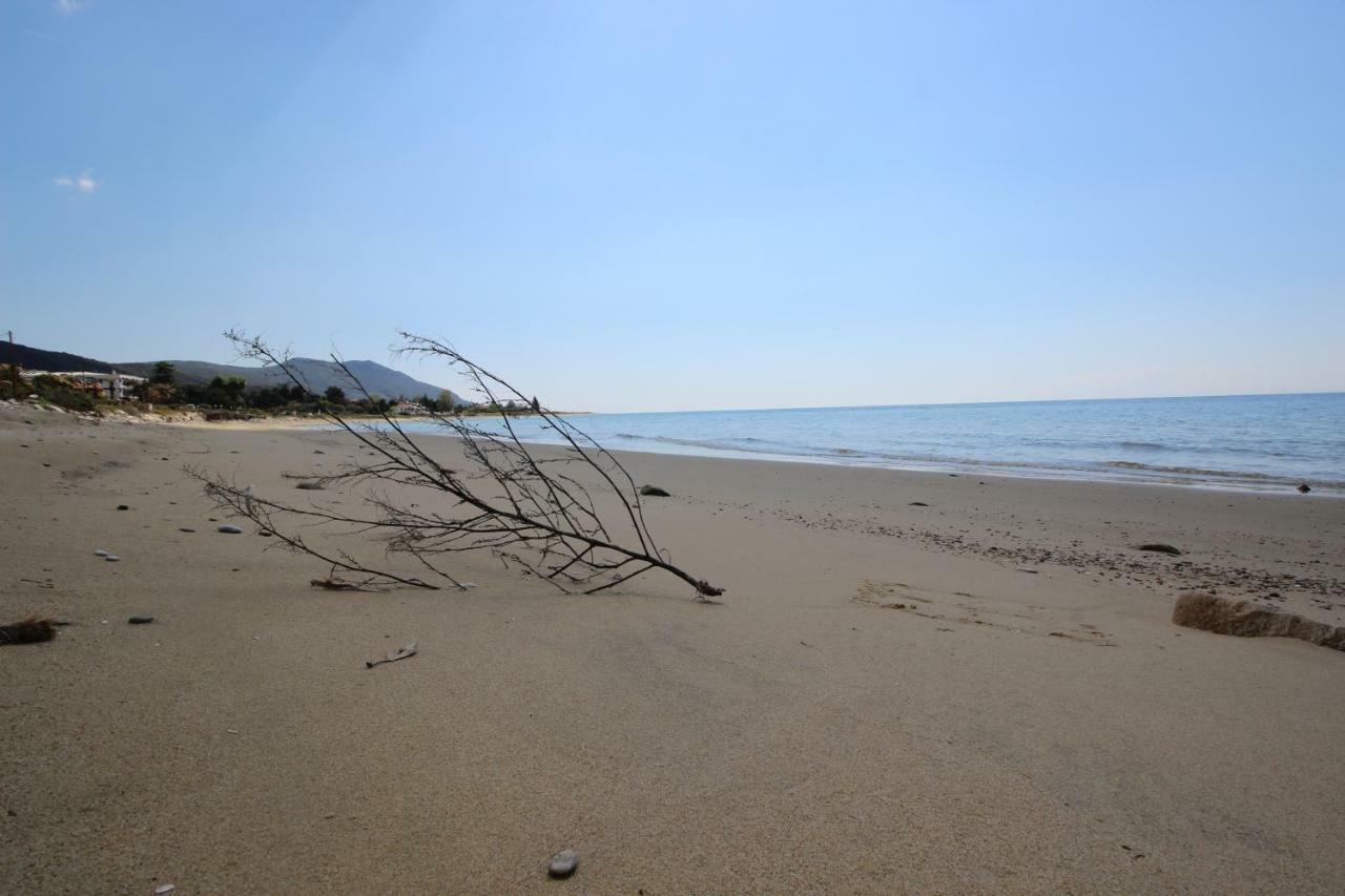 Santa Nera Beach Apartment Kariani Bagian luar foto