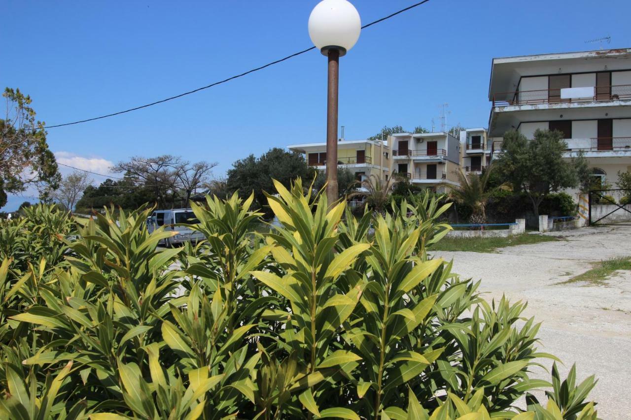 Santa Nera Beach Apartment Kariani Bagian luar foto