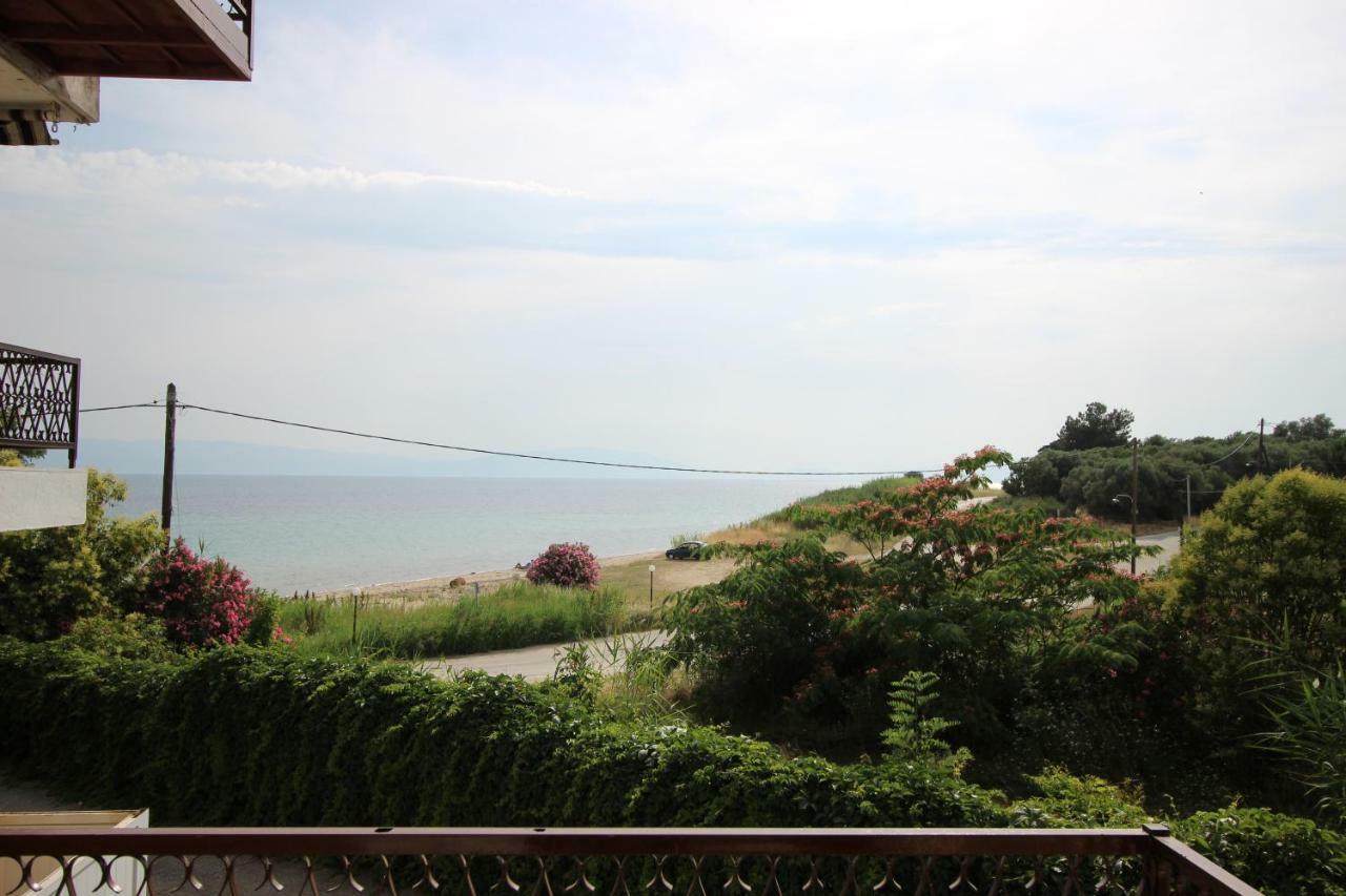 Santa Nera Beach Apartment Kariani Bagian luar foto