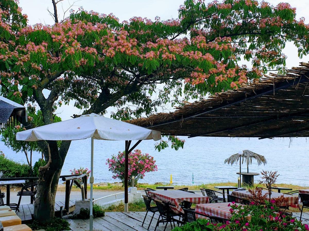 Santa Nera Beach Apartment Kariani Bagian luar foto